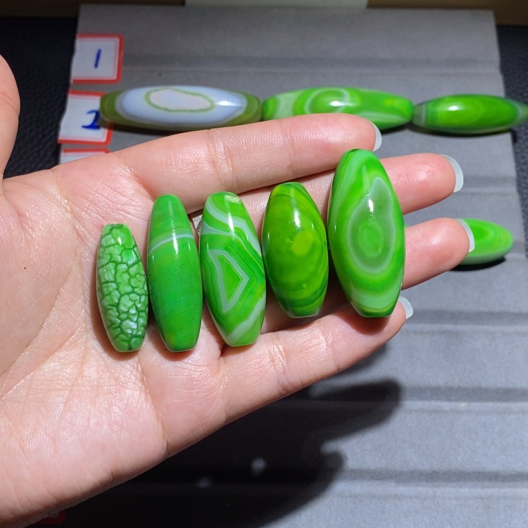 颈饰未镶嵌石英质玉