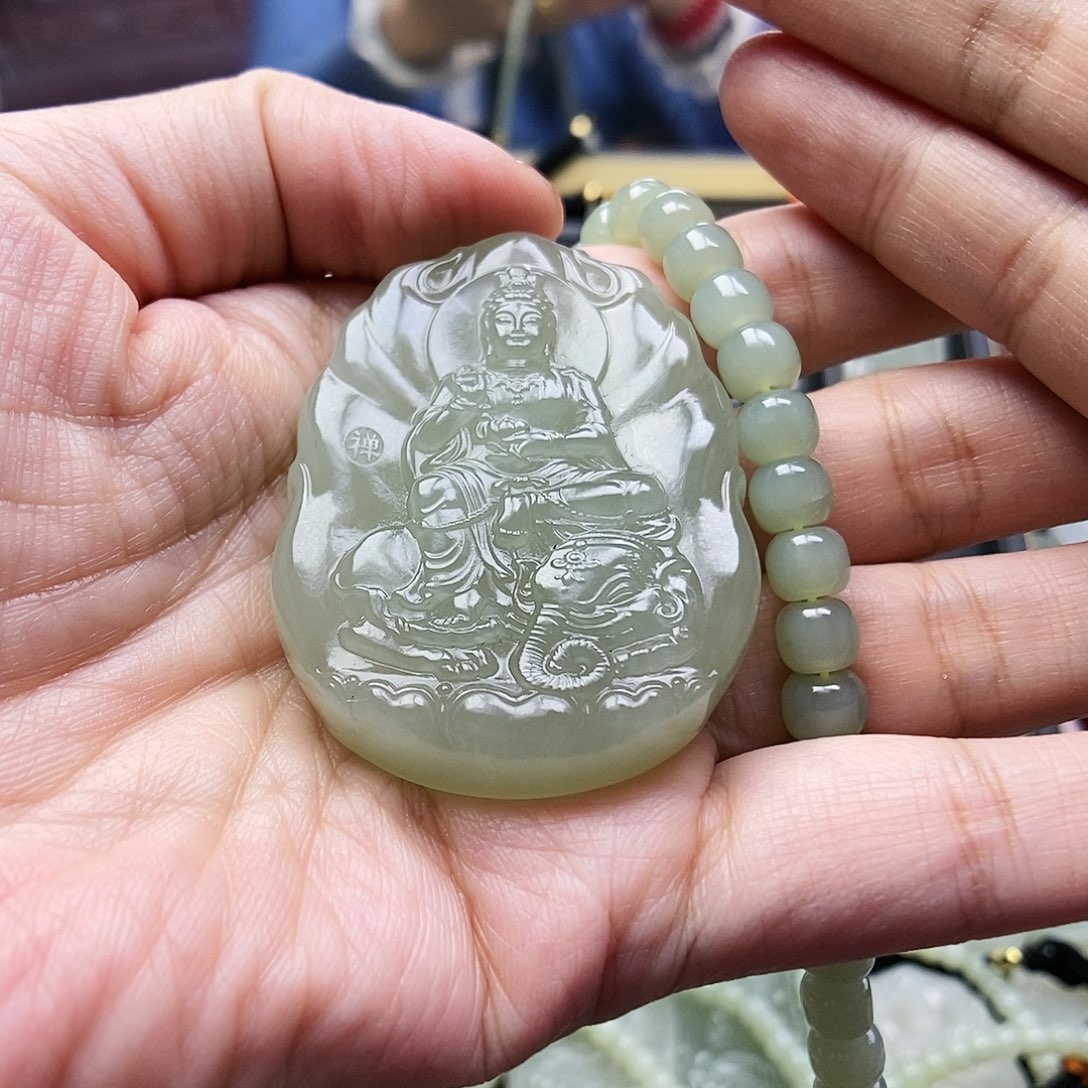 和田玉颈饰未镶嵌三****肉