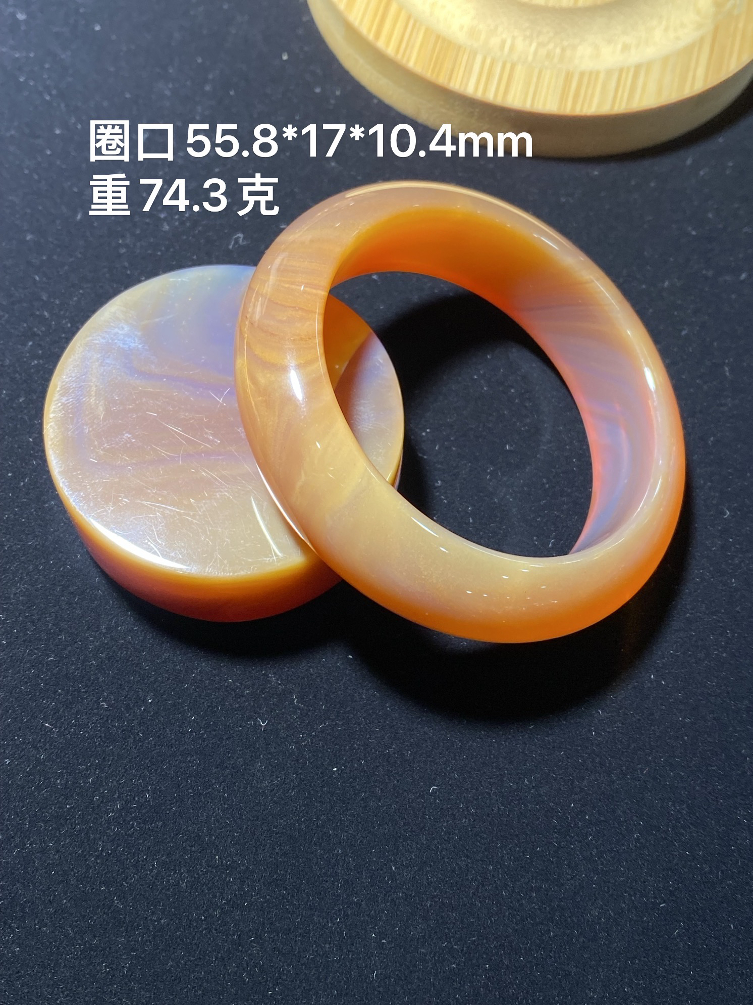 缅甸琥珀蜜蜡手镯，双色蜡非常细腻润。