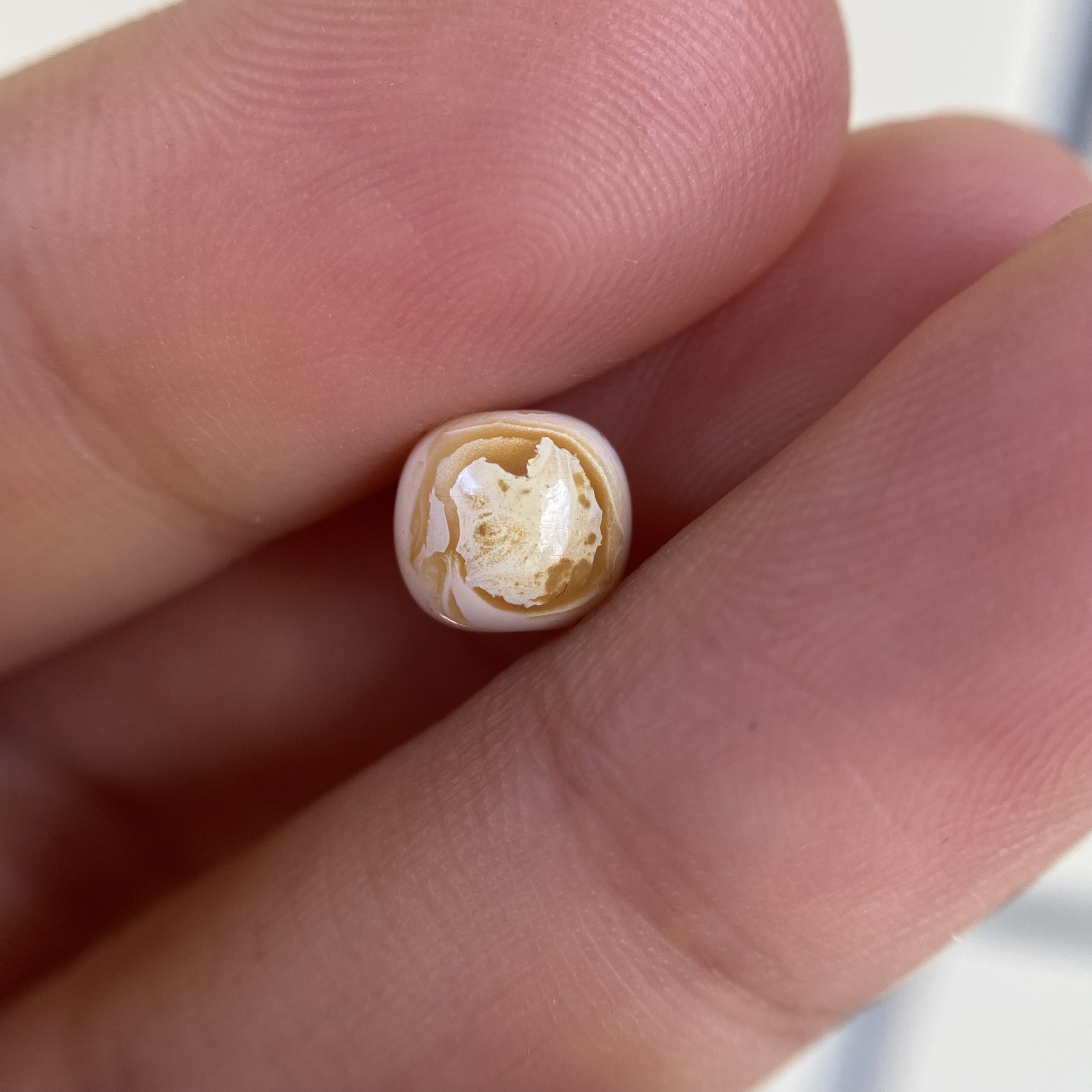 蜜蜡金白花蜡老型配饰7.3×6.7mm，整体很够用，