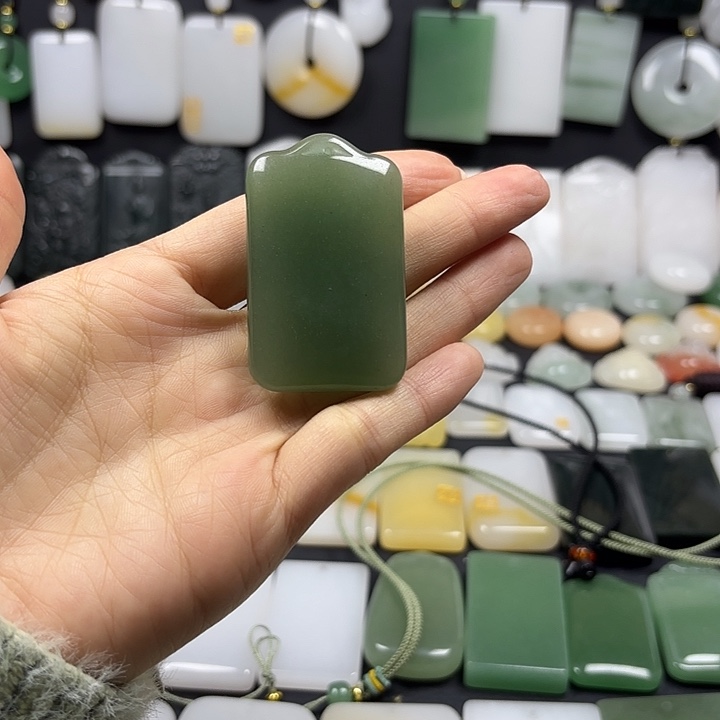 *****石英质玉（金丝玉）未镶嵌颈饰