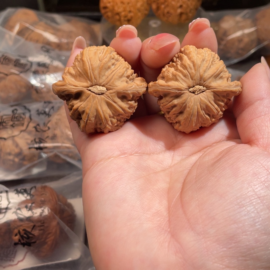 文玩核桃吊坠刘*敏40白狮子