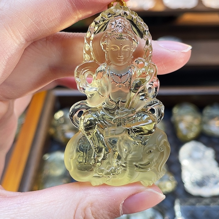 王***心未镶嵌水晶吊坠(赠链)