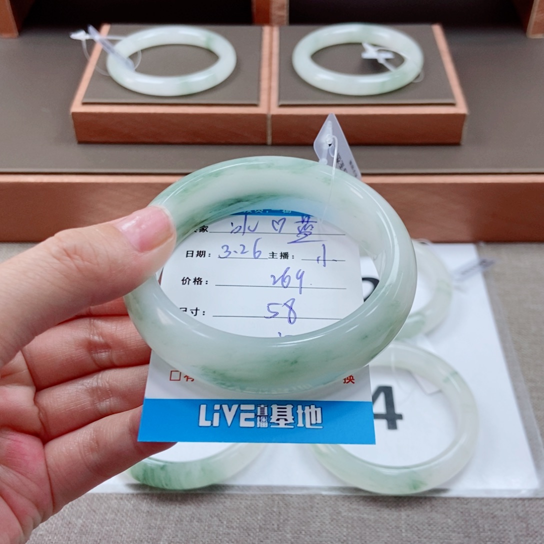 石英质玉未镶嵌手镯冰**_