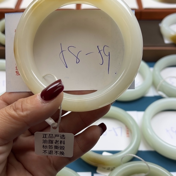 和田玉手镯未镶嵌略*