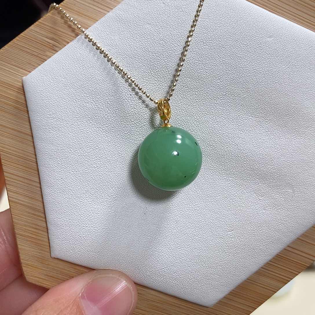 和田玉吊坠(赠链)18K金镶嵌