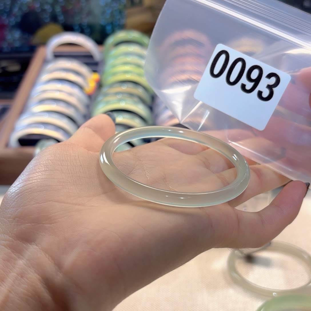 清***尘玛瑙/玉髓未镶嵌手镯