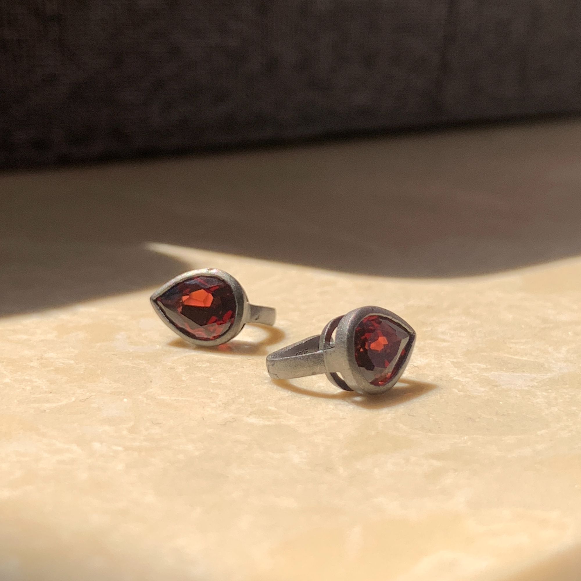 耳包款-天然石榴石银镶电黑百搭小耳包