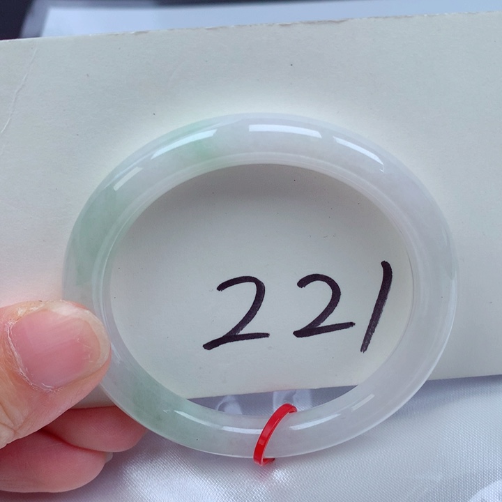 翡翠手镯未镶嵌翡翠