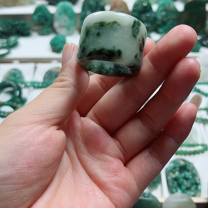 独山玉未镶嵌吊坠