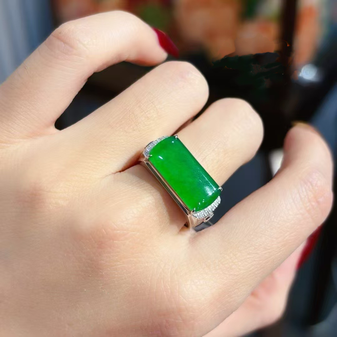 VS珠宝天然A货翡翠戒指（危）18K金镶嵌063