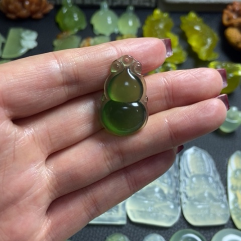 蛇纹石玉挂坠未镶嵌白*豚