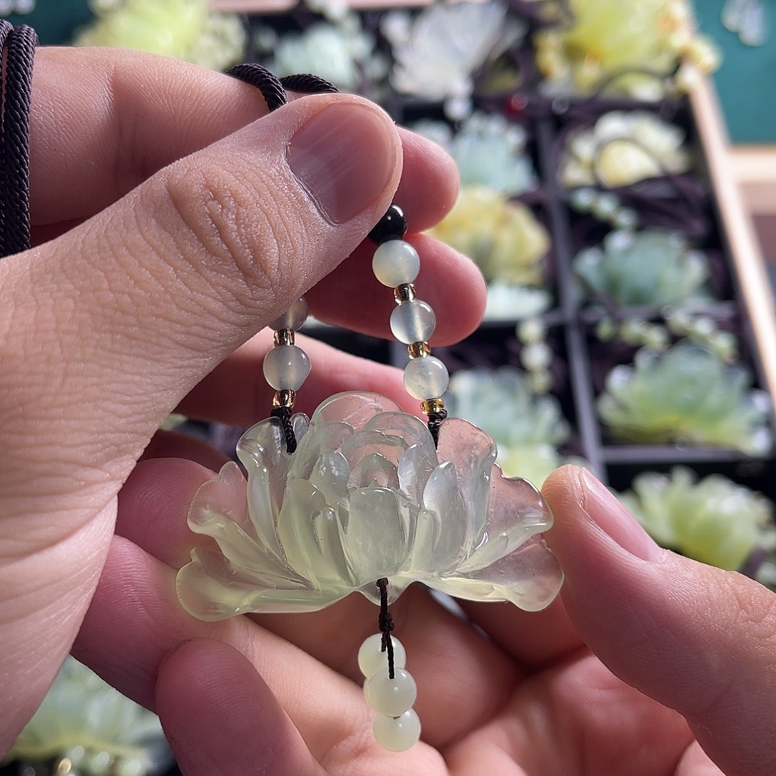 蛇纹石玉未镶嵌颈饰