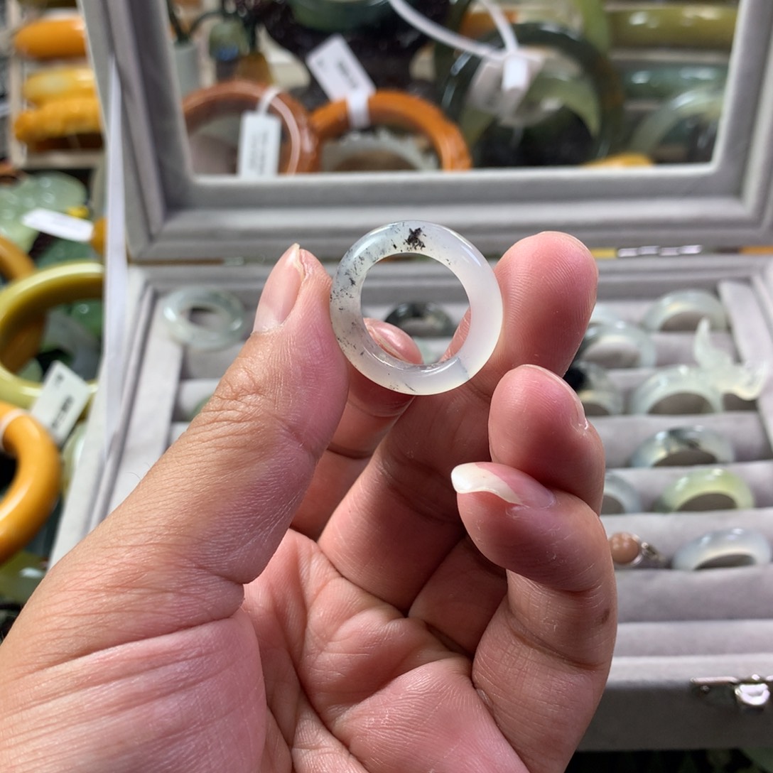 蛇纹石玉戒圈未镶嵌