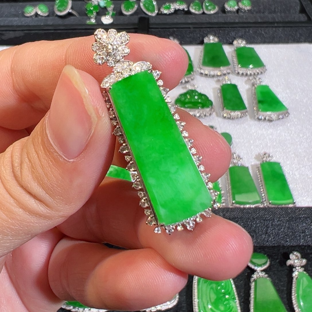 【闪购商品】翡翠吊坠(不含链)18K金镶嵌