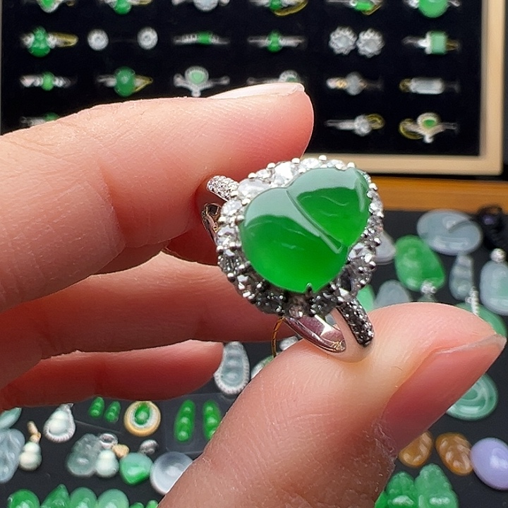 翡翠18K金镶嵌颈饰戒指