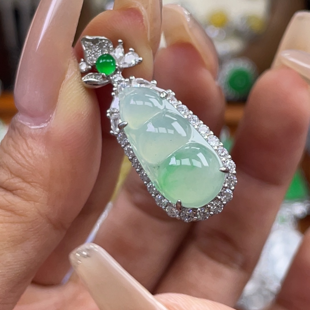 颈饰银S925镶嵌翡翠吊坠