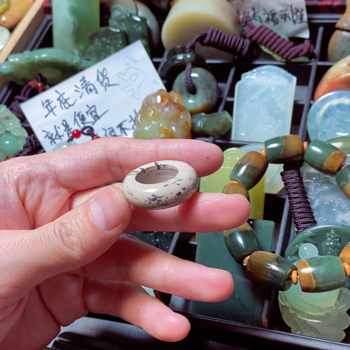 透闪石质玉颈饰未镶嵌