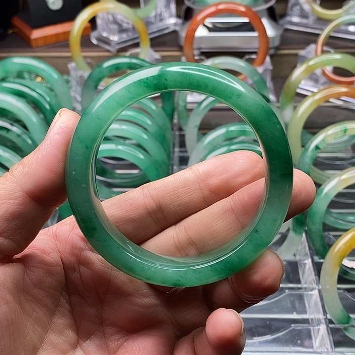 石英质玉手镯未镶嵌忘**?