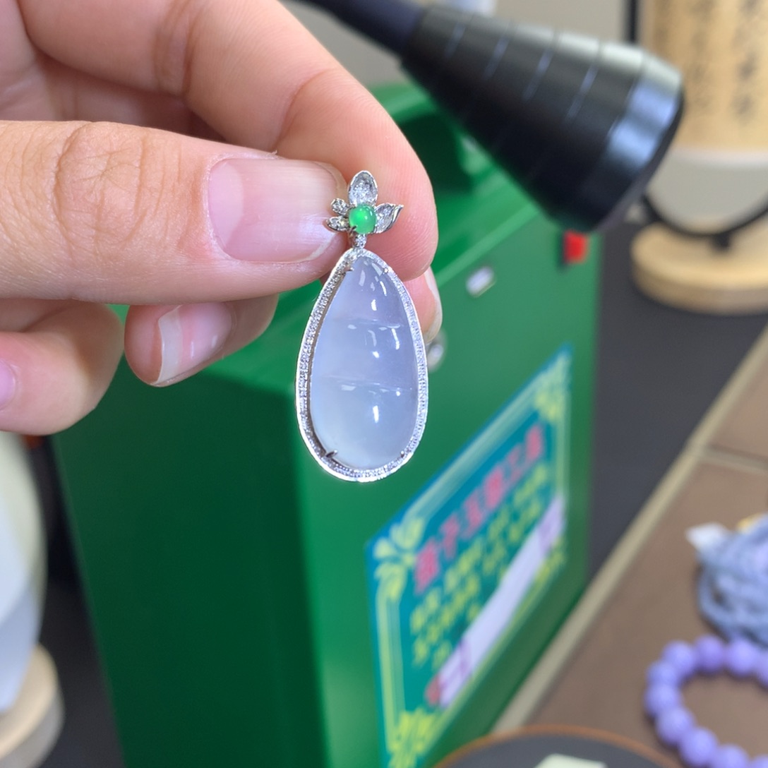 翡翠颈饰18K金镶嵌翡翠