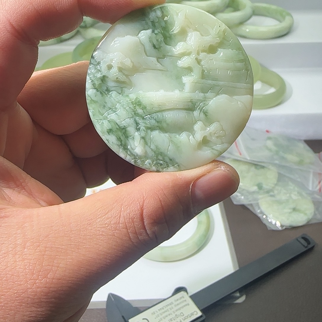 蛇纹石玉未镶嵌颈饰