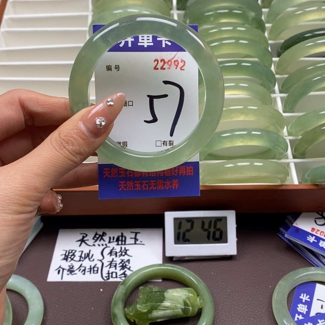 蛇纹石玉手镯未镶嵌