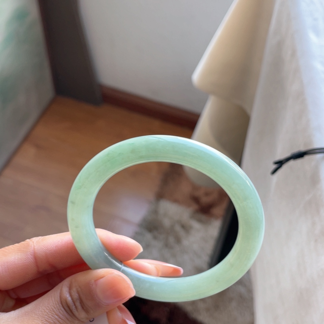 翡翠手镯未镶嵌绿底圆条