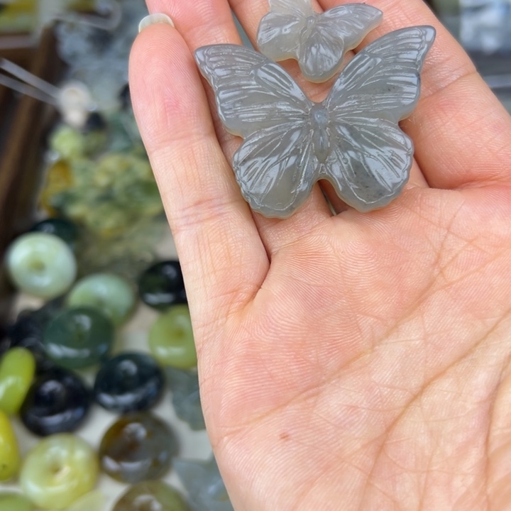 蛇纹石玉未镶嵌颈饰