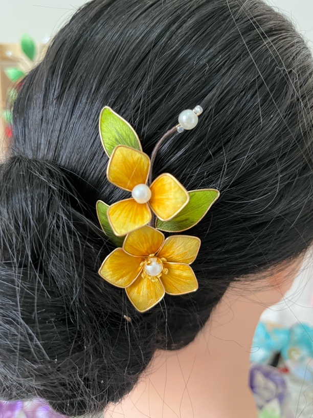 闫颜甜美发饰头饰横夹发夹黄色复古非遗古风气质发簪一字新款绒花