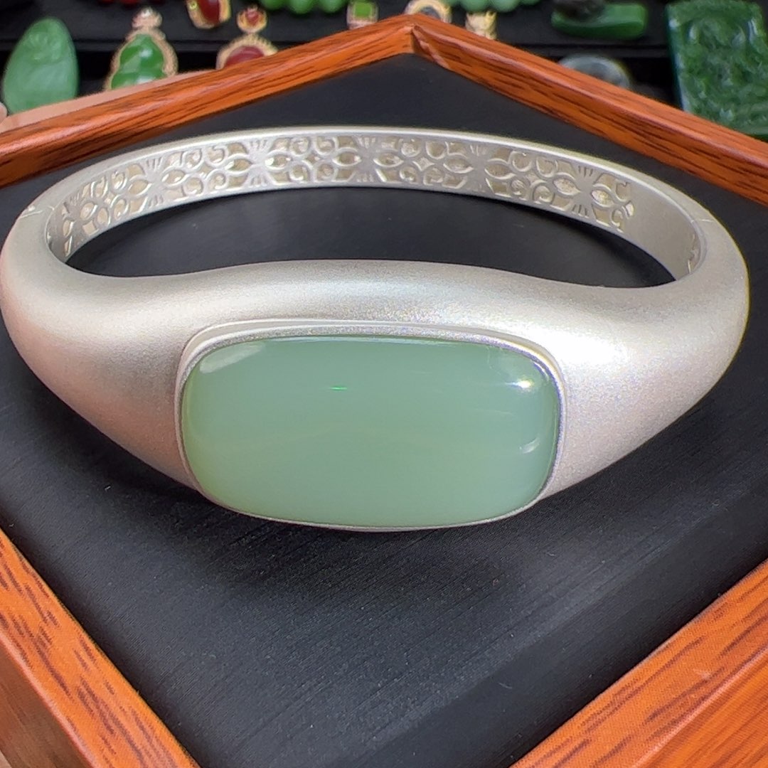 和田玉（碧玉）粉青无结构无事牌手镯56圈能带银S925镶嵌