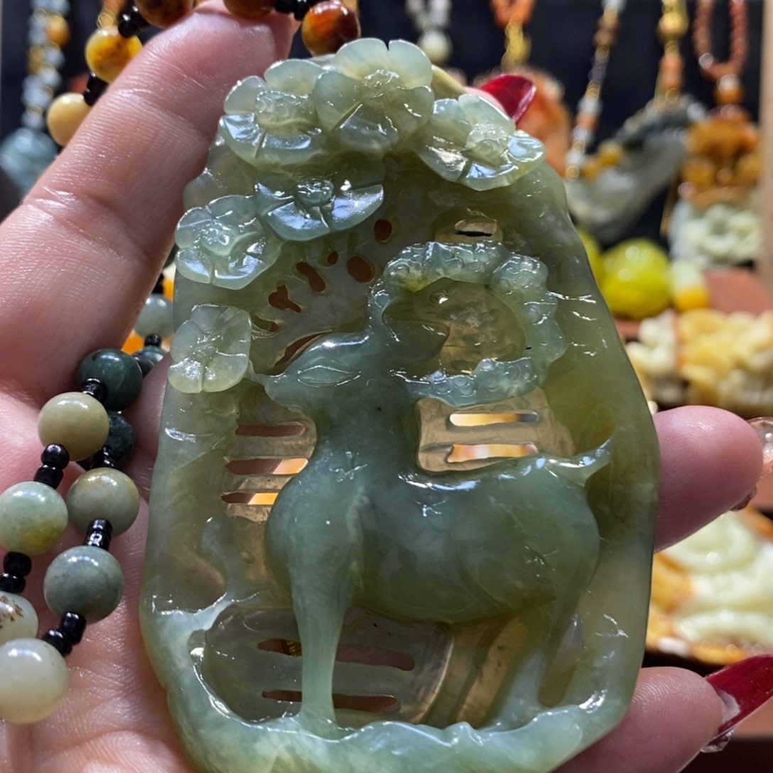 蛇纹石玉颈饰未镶嵌