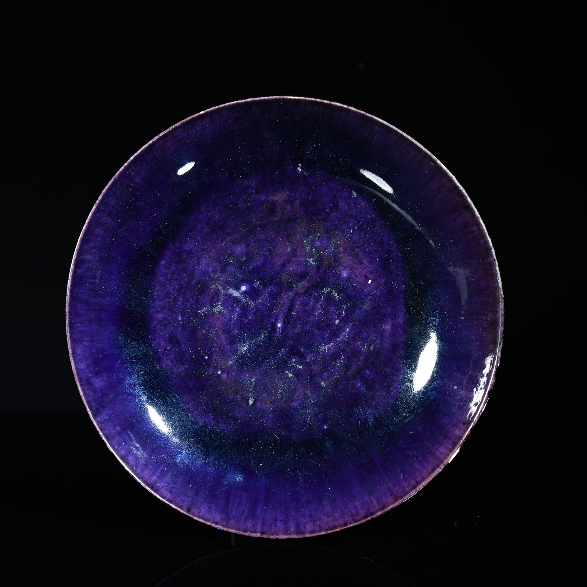 142.清康熙 茄皮紫釉暗刻龙纹盘