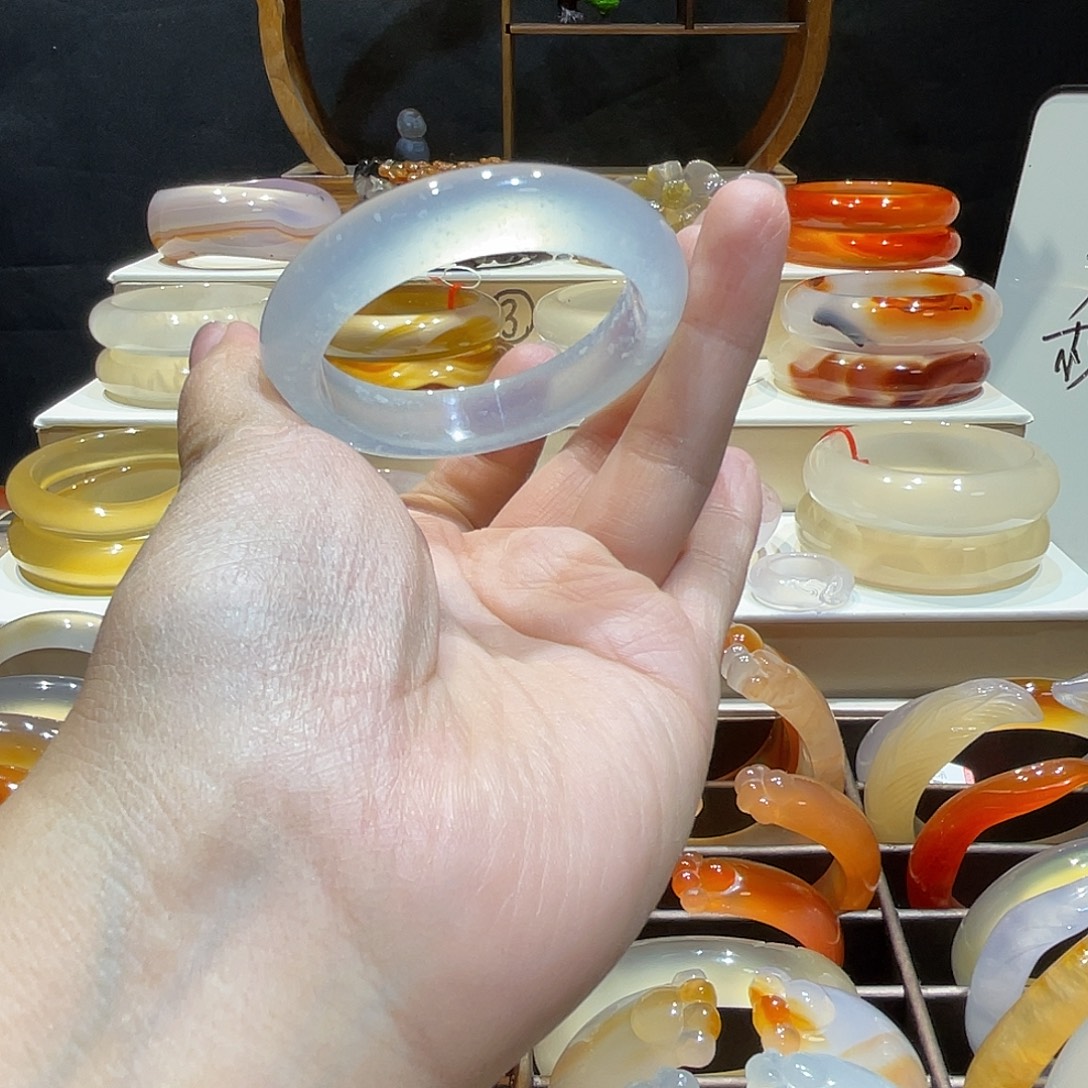 浅***儿玛瑙/玉髓未镶嵌手镯