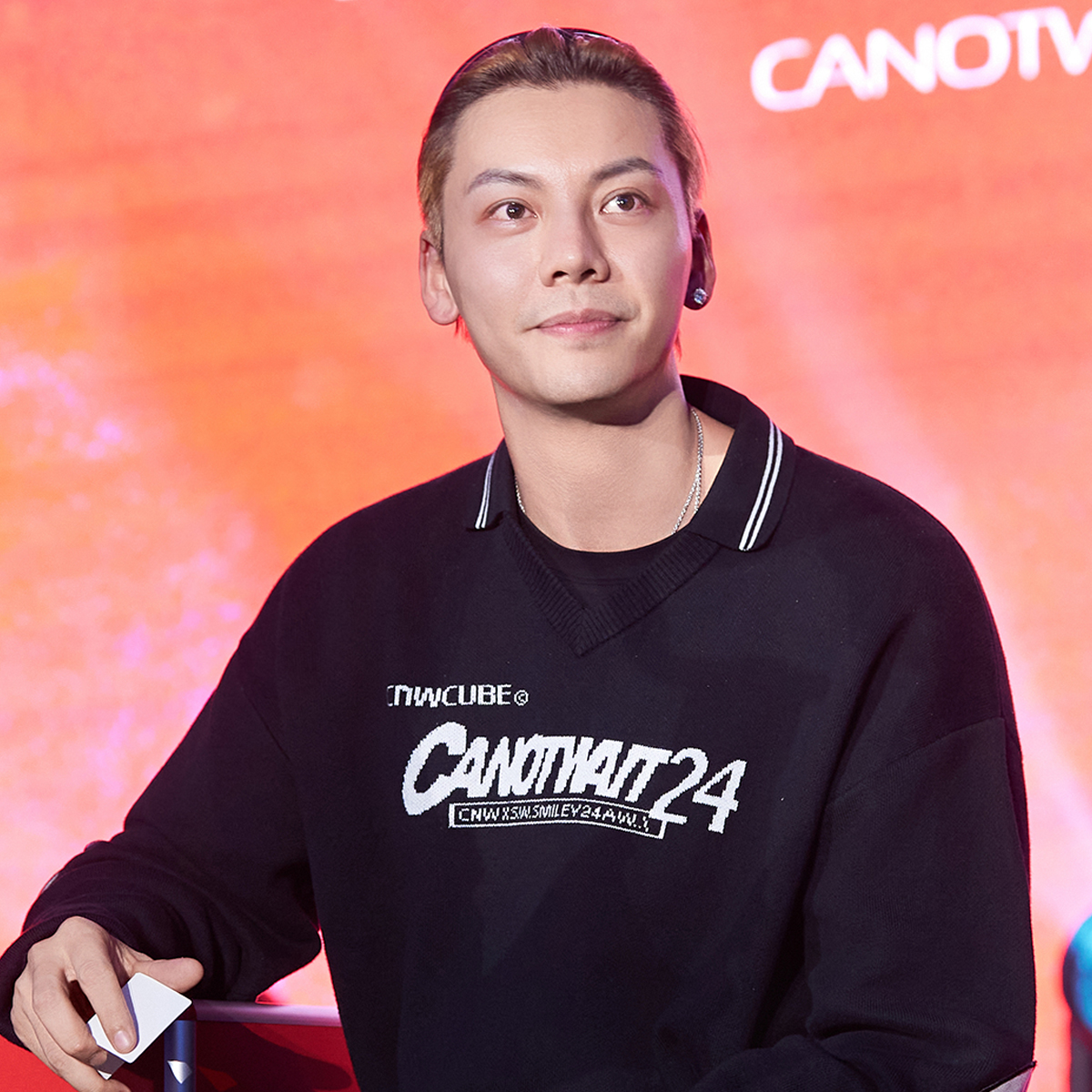 CANOTWAIT_陈伟霆S.W.SMILEY联名V领毛衣男装黑色套头棉长袖情侣
