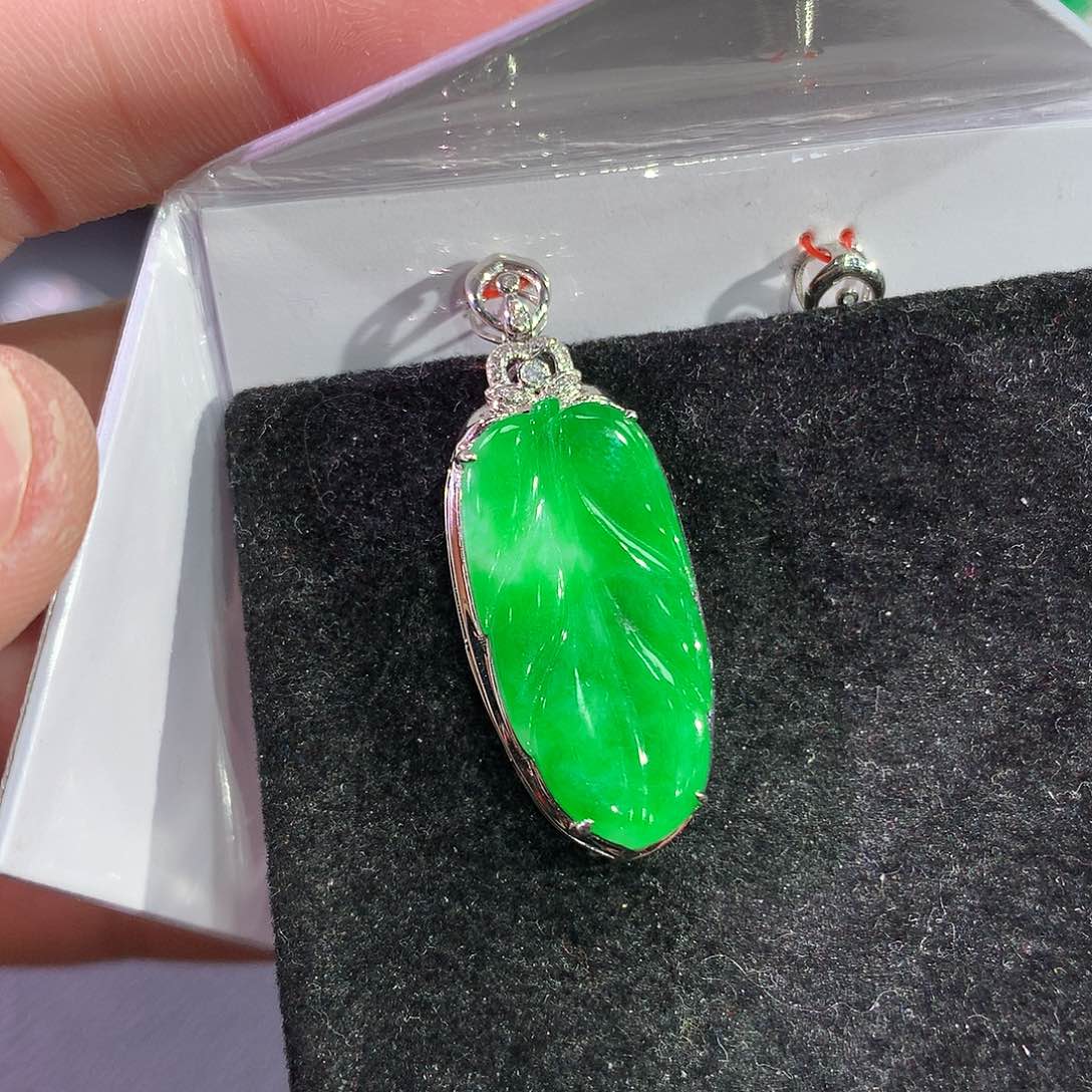 翡翠吊坠(赠链)18K金镶嵌