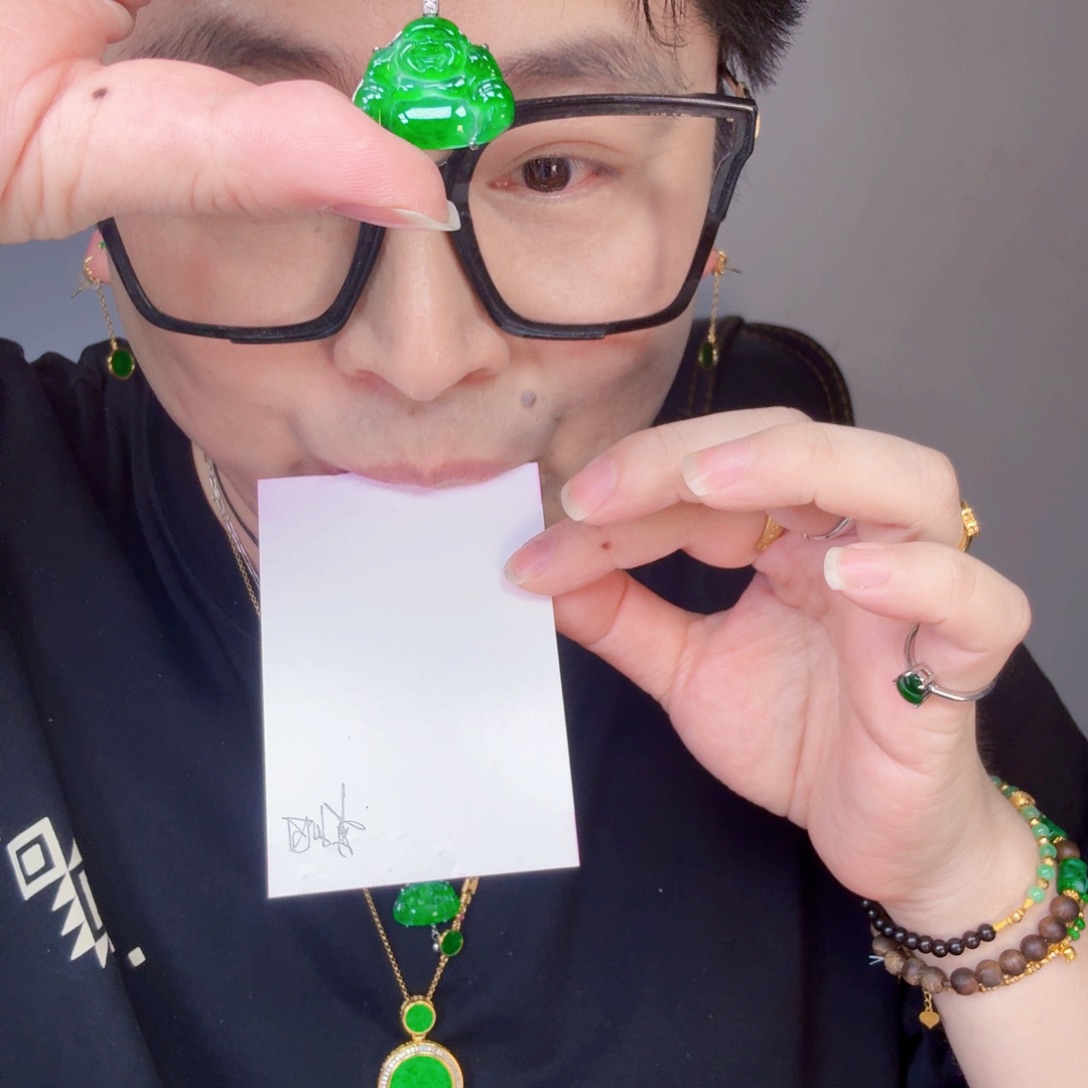 翡翠未镶嵌颈饰一件