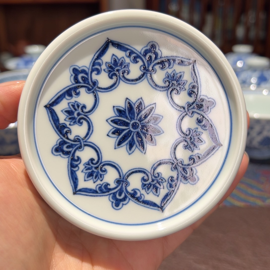 杯青花宝相盖置面径约8.2厘米