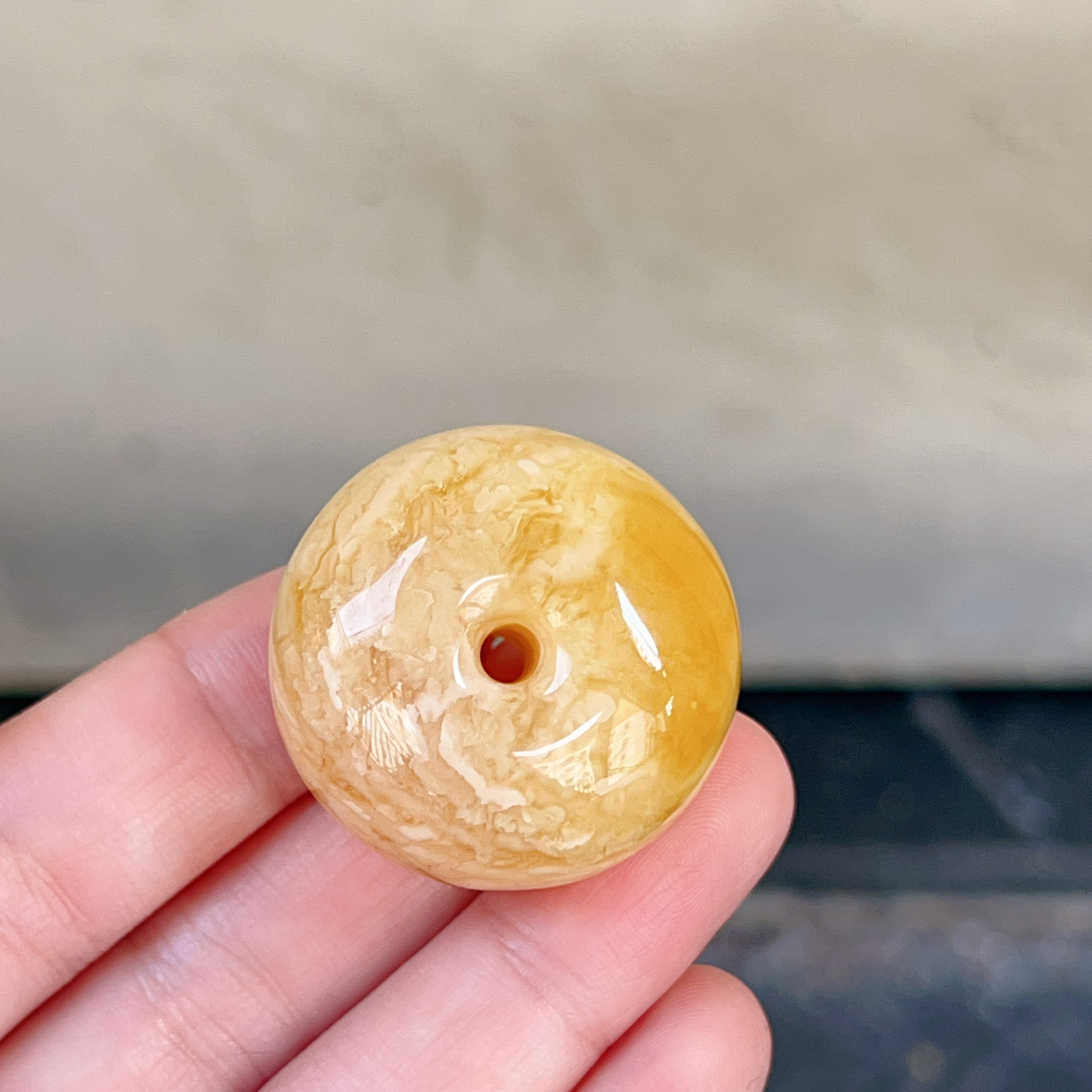 俄料奶咖白花面包扣，侧面虎皮纹，蜡浓，无瑕，14.7克，尺寸32.4～21.8