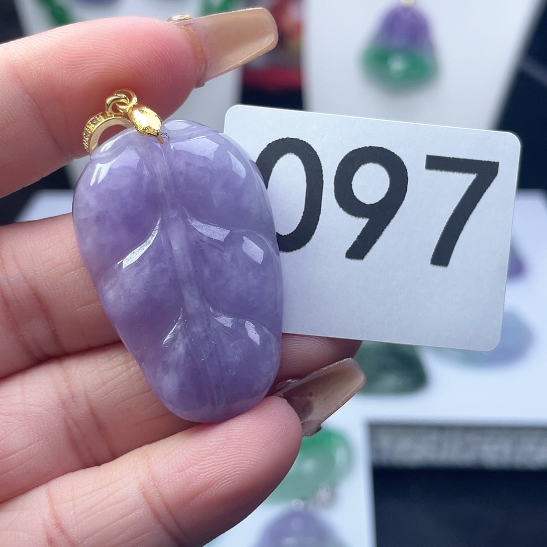 翡翠吊坠(赠链)未镶嵌