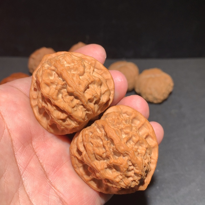 凯***开文玩核桃吊坠梨木台019