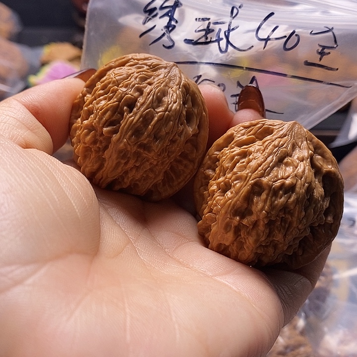 文玩核桃吊坠绣球