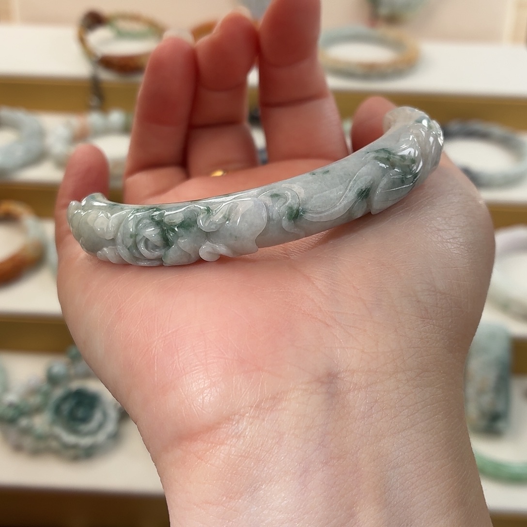 卢***5翡翠未镶嵌手镯兰花半镯18手围