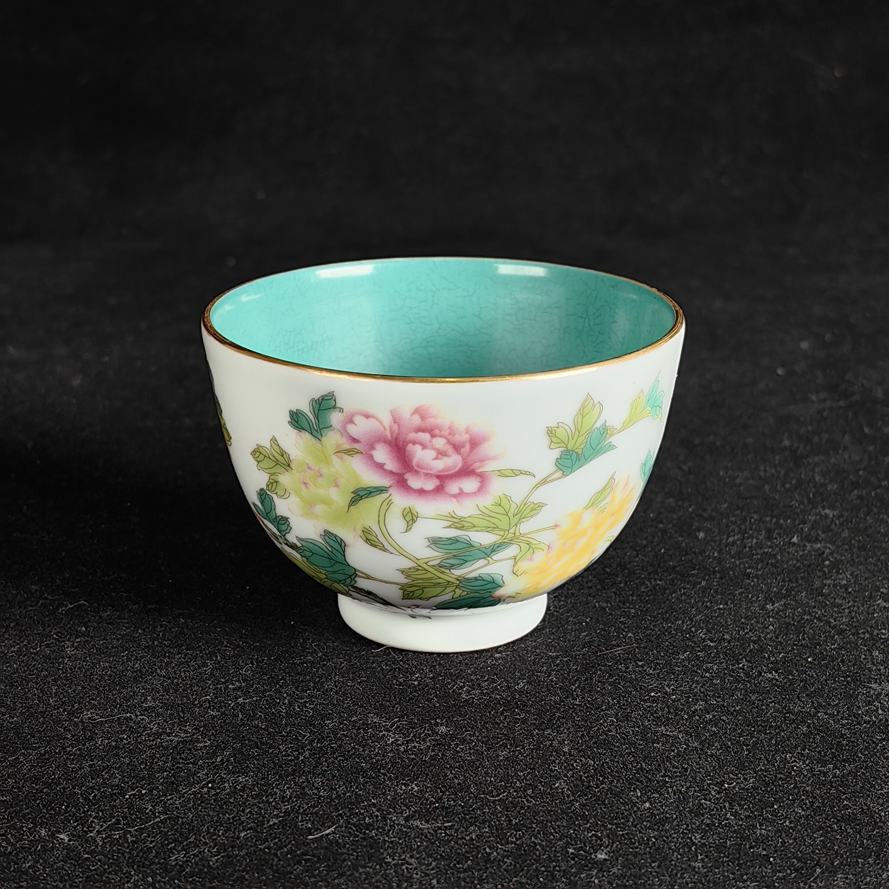 内松石绿外粉彩花卉纹杯
