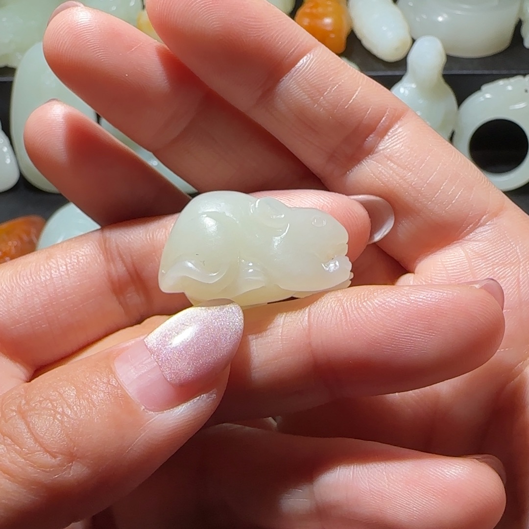 大***马和田玉未镶嵌颈饰