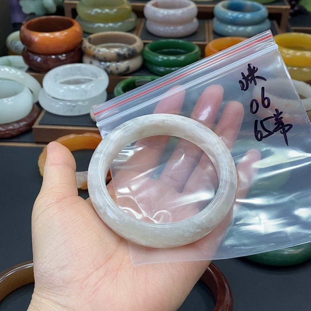 小***粥未镶嵌手镯石英质玉