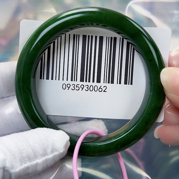 彩***姐和田玉未镶嵌手镯5859