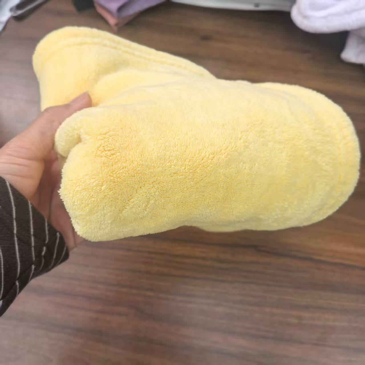 毛巾-黄色35*74珊瑚绒 阳离子 纯色大毛巾三条装