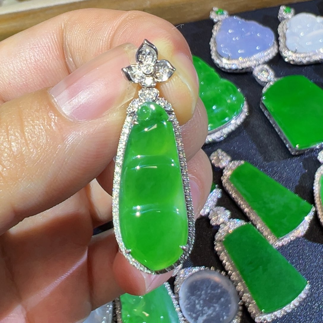 翡翠18K金镶嵌颈饰