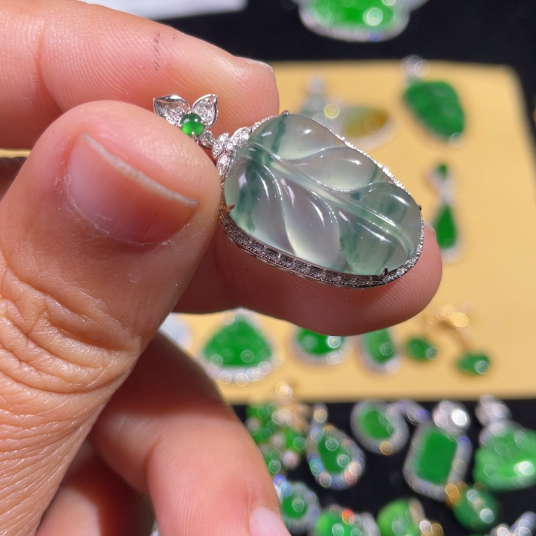 翡翠18K金镶嵌颈饰翡翠