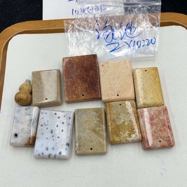 泳****颈饰合金硅化珊瑚（珊瑚玉）
